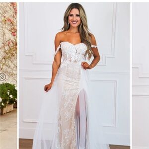 Elegant White Lace Off-Shoulder Nox Annabel Bridal Dress
